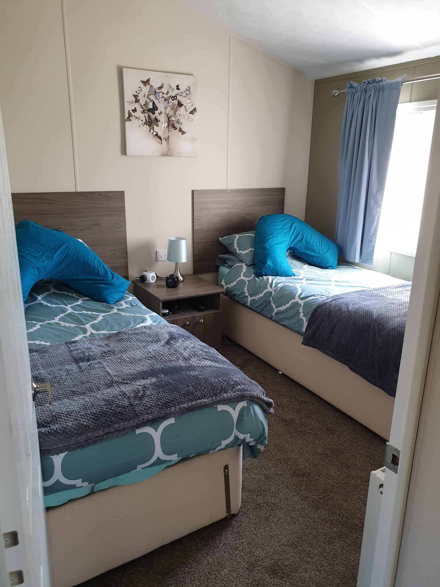 Twin bedroom with space between the beds